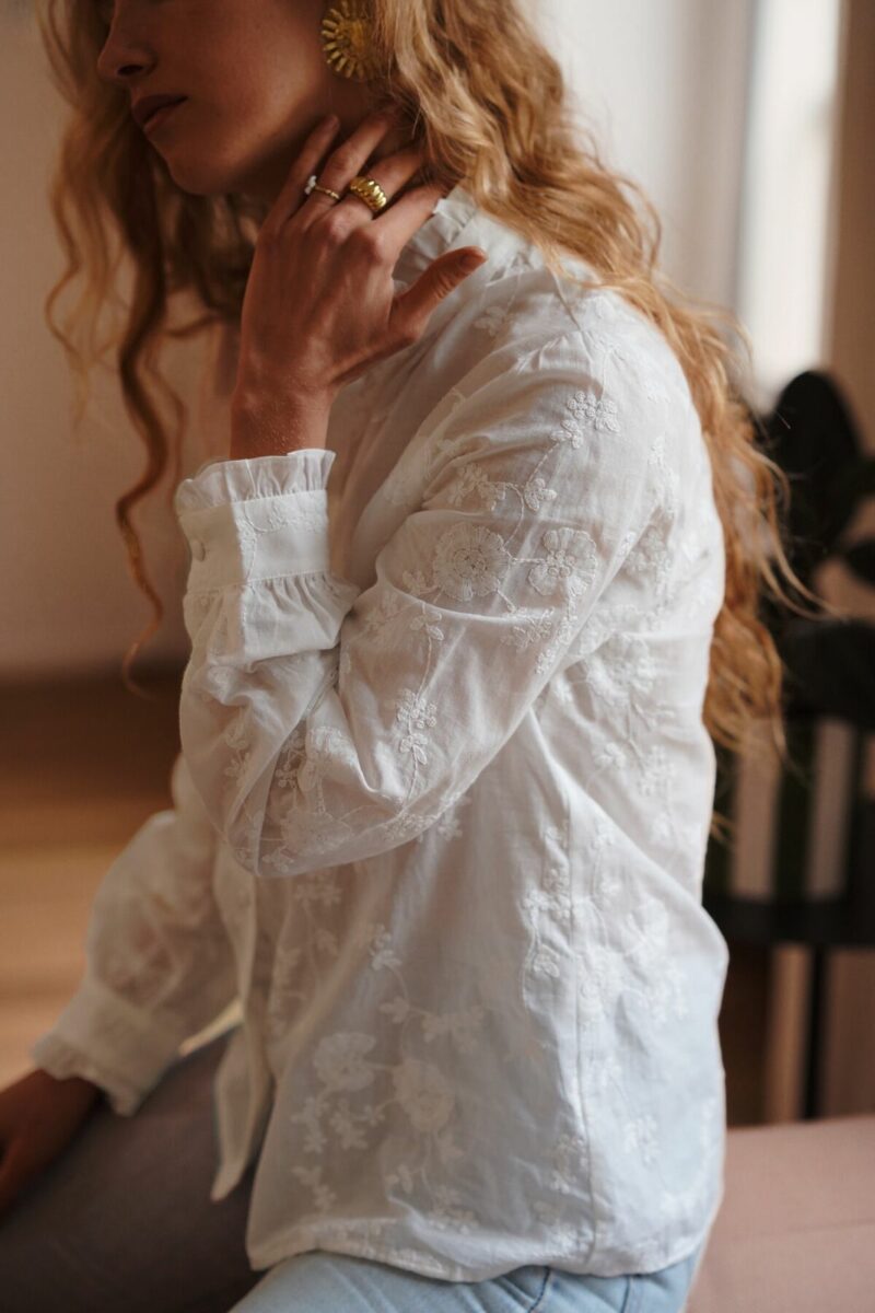 BLOUSE A COL VOLANTE FLEURIE – Image 3