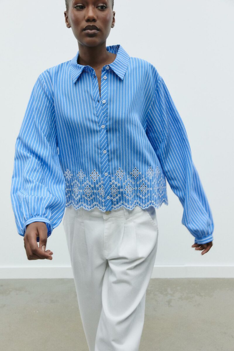 CHEMISE À RAYURES AVEC BRODERIES AJOURÉES – Image 2