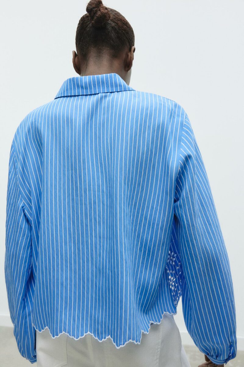 CHEMISE À RAYURES AVEC BRODERIES AJOURÉES – Image 4