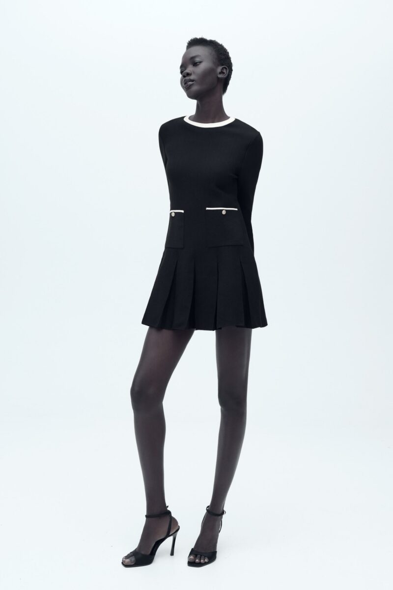 ROBE COURTE EN MAILLE À PLIS PLATS – Image 2
