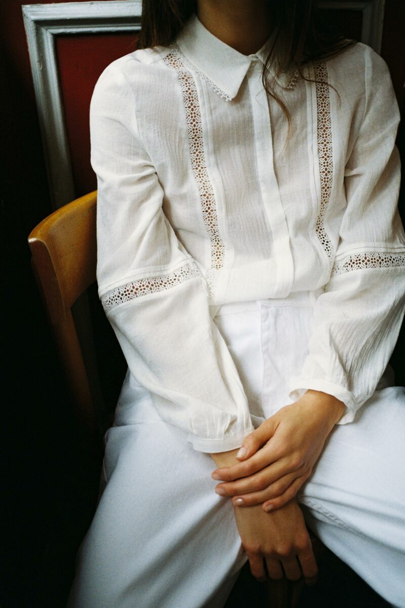 BLOUSE AVEC PLIS NERVURÉS ET ENTRE-DEUX