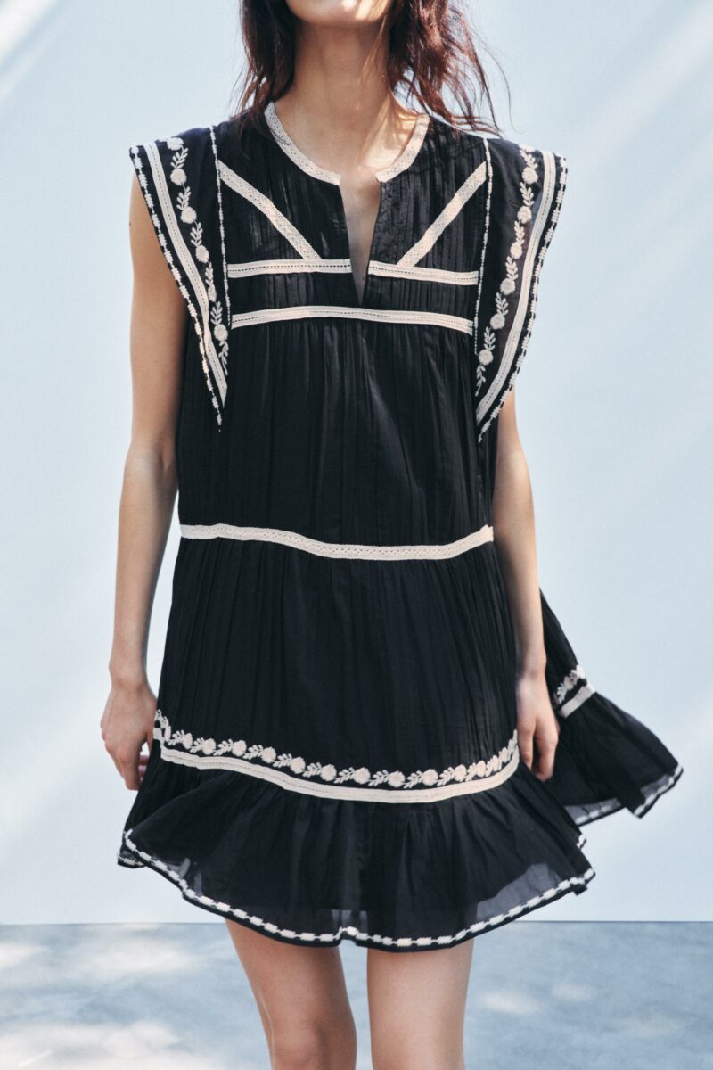 ROBE AVEC BRODERIES EN CONTRASTE – Image 2