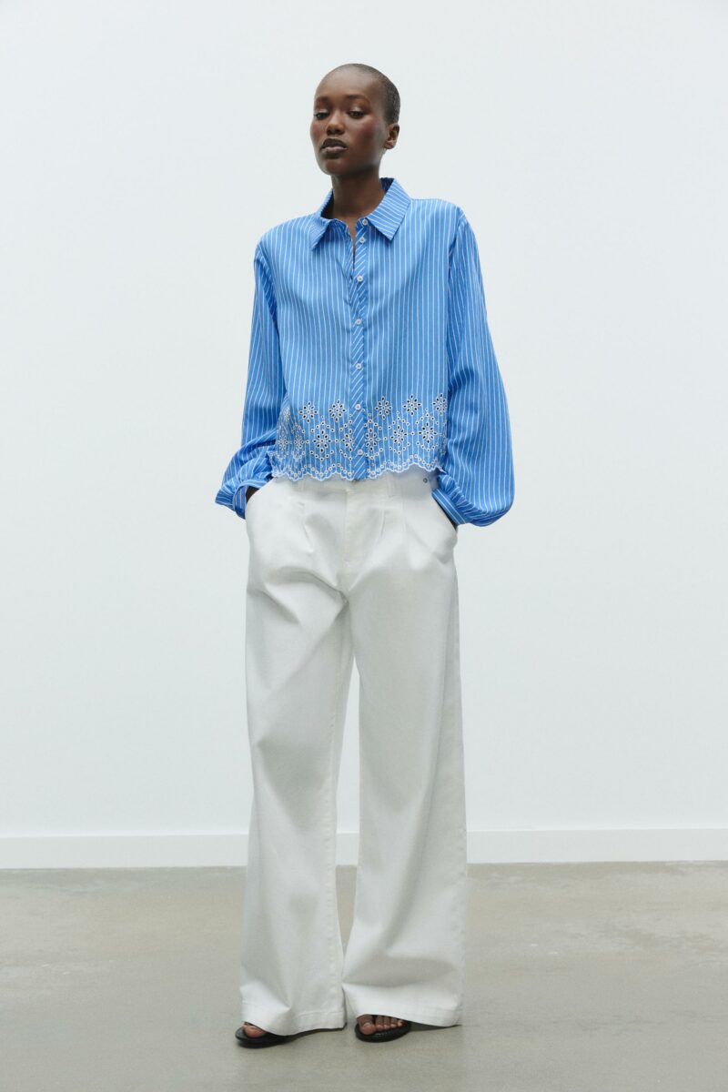 CHEMISE À RAYURES AVEC BRODERIES AJOURÉES – Image 3
