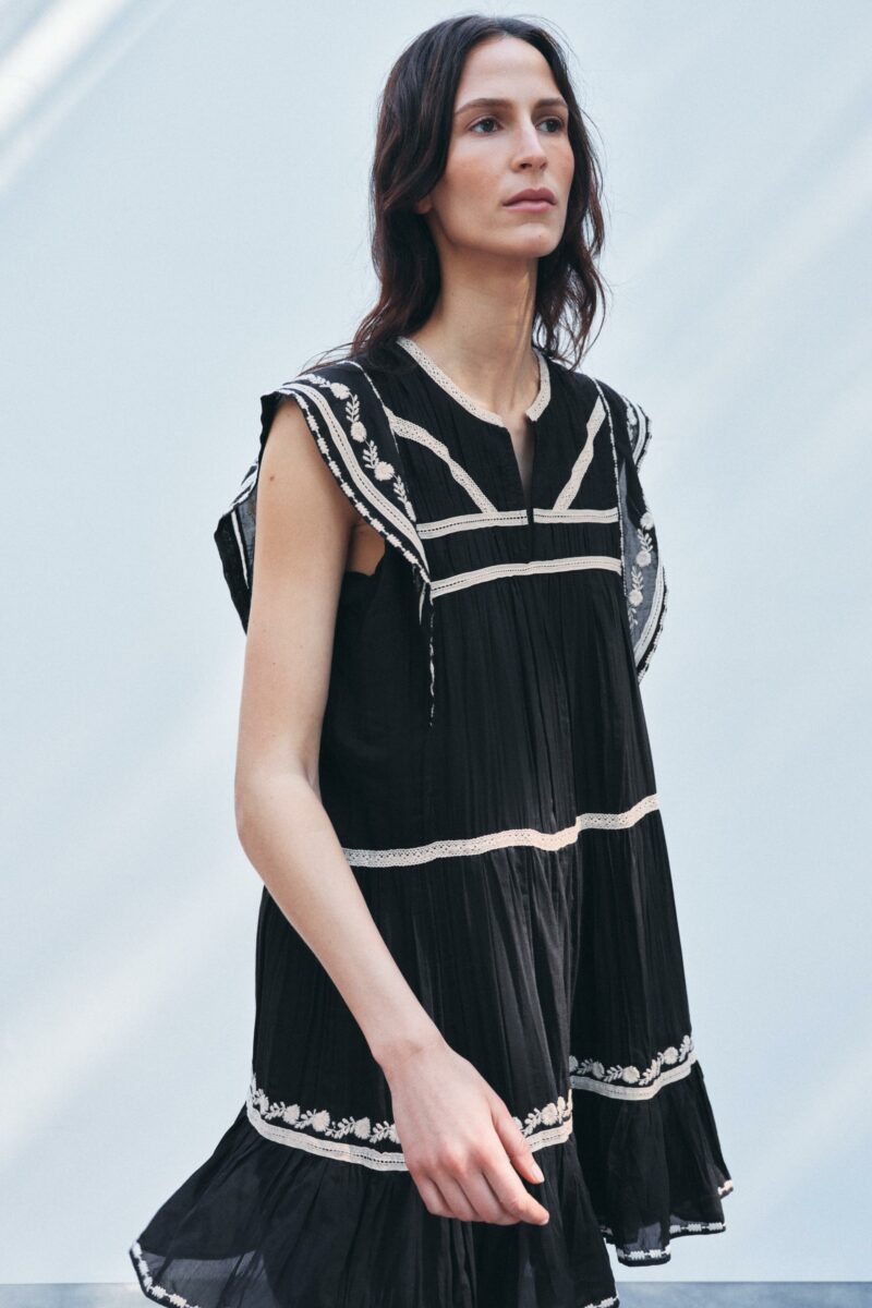 ROBE AVEC BRODERIES EN CONTRASTE – Image 3