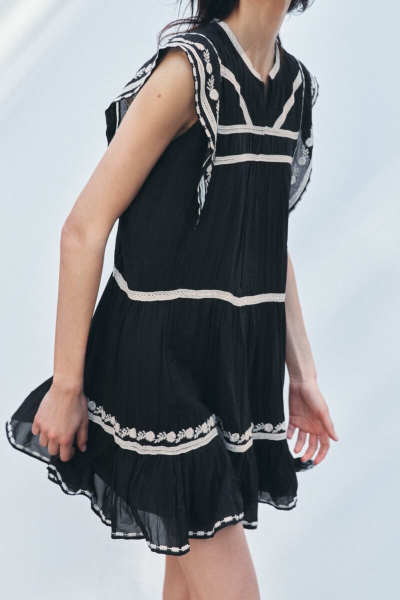 ROBE AVEC BRODERIES EN CONTRASTE – Image 5