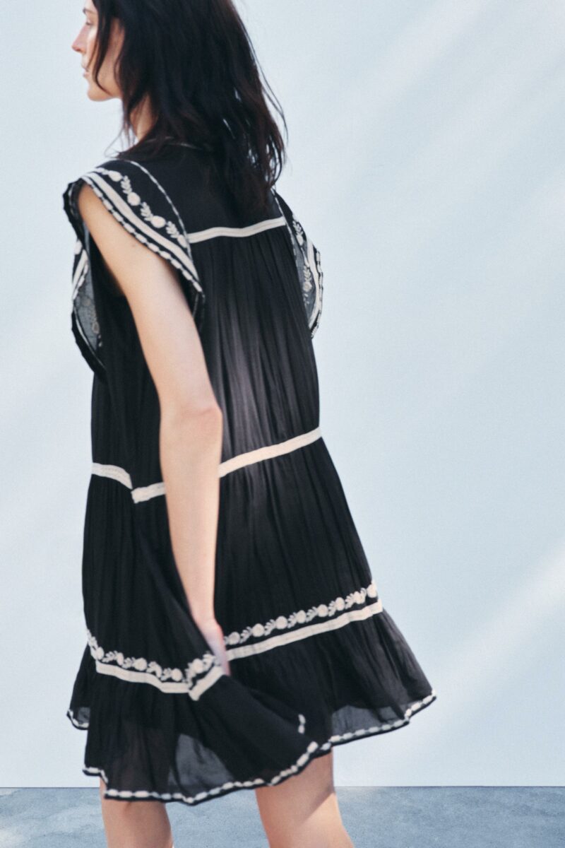 ROBE AVEC BRODERIES EN CONTRASTE – Image 6