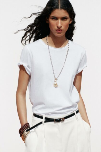 T-SHIRT COUPE DROITE COL ROND MANCHES COURTES