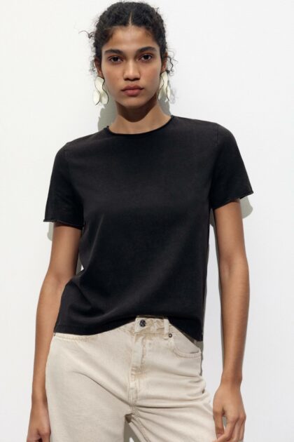 T-SHIRT COUPE DROITE COL ROND MANCHES COURTES