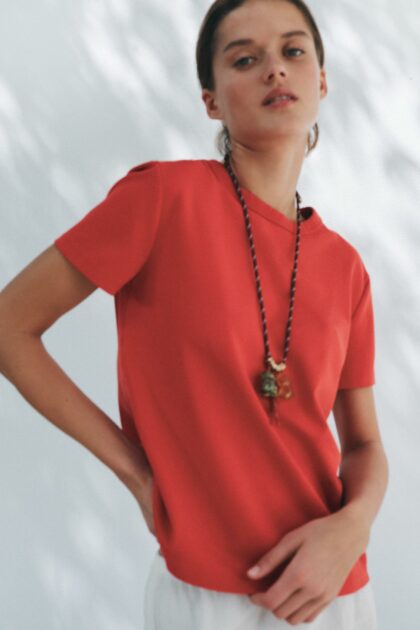 T-SHIRT EN MAILLE SURJET À MANCHES COURTES