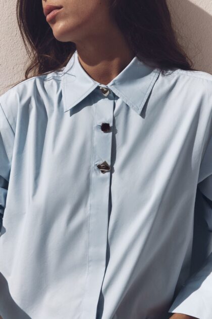 CHEMISE EN POPELINE À BOUTONS EN MATIÈRES VARIÉES