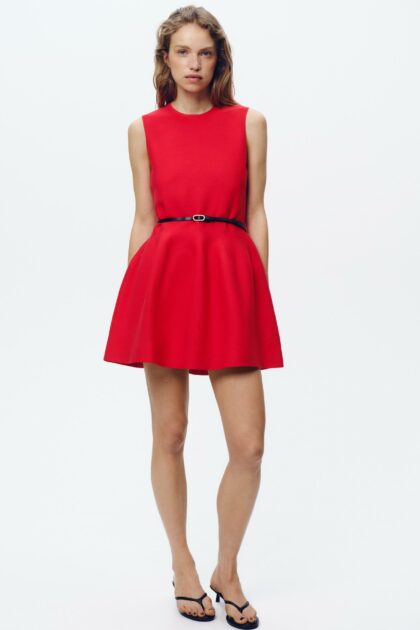 ROBE COURTE EN MAILLE AVEC CEINTURE