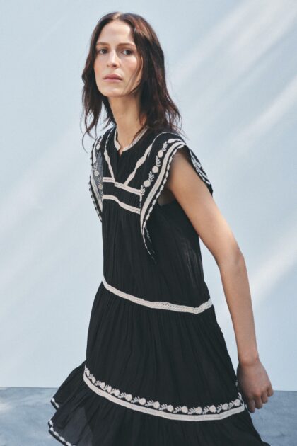 ROBE AVEC BRODERIES EN CONTRASTE