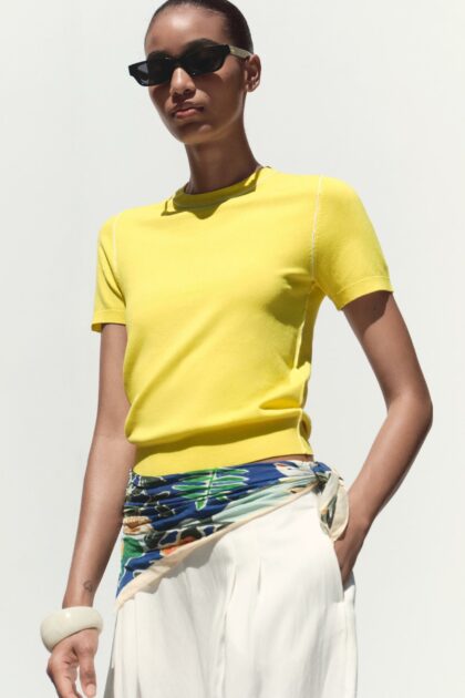 PULL À MANCHES COURTES AVEC LISERÉS