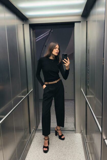 PULL EN MAILLE UNI A MANCHES LONGUES