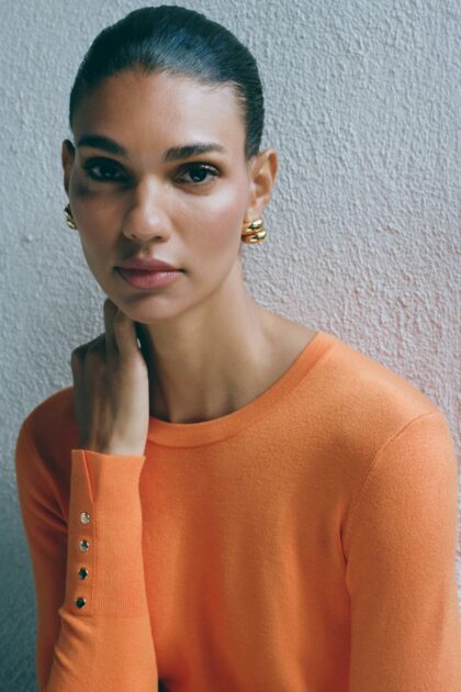 PULL EN MAILLE UNI A MANCHES LONGUES